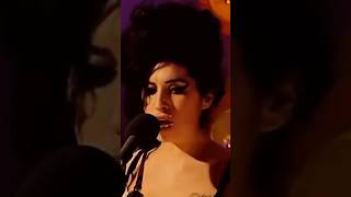Amy performed 'Back to Black' live on Other Voices in December 2006, at a small church in Ireland.🤍