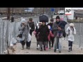 Surge of migrants cross border as Macedonia lift restrix