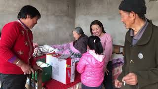 媳妇回娘家给爷爷过生日，四世同堂子孙全到齐，摆几桌菜真热闹