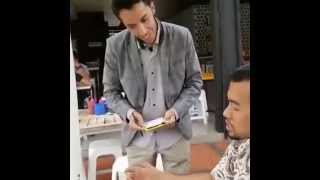 Qari Youssef jadi pelayan saat berkunjung ke Indonesia