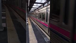 京王7000系各停新宿行き北野駅を発車運転手さん手振り有り(ヘッドマーク有り)