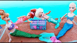 Elsa and Anna toddlers become mermaids with Ariel and Barbie and find a treasure