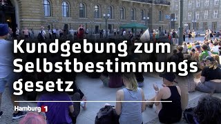 Trans-Personen und LGBT-Aktivisten demonstrieren vor dem Rathaus