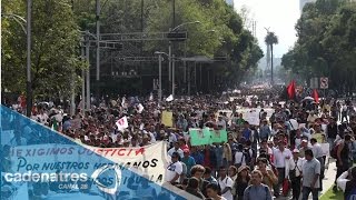 Marchan al Zócalo familiares de normalistas