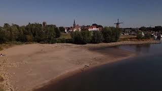 Laag water in de rivier bij Wijk bij Duurstede.