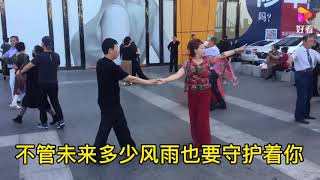 广场舞交谊舞四步拉花，阿妹和心上人，形影不离