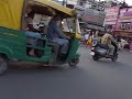 インドの道路を渡る