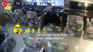 The player ignores the robber and continues to play the game calmly!史上最淡定玩家遇到劫匪淡定打机！