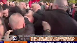 ShkodraWeb | E paprecedentë, goditet me grusht në protestën e opozitës Sali Berisha