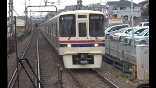 連続立体交差事業の区間となる千歳烏山駅～仙川駅間を走行する京王線下り7000系の前面展望