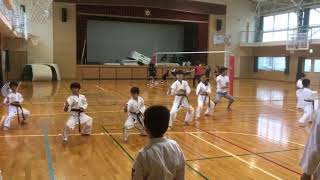 錬心舘空手道 明石市立大久保道場 大人子供一緒に練習風景