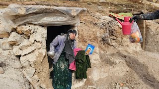 Diversity next to the cave: Grandma's skill in building a bathroom next to the cave