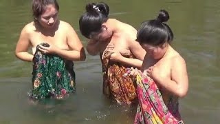 Beautiful Asia Highland Girls bathe At The River 1272019