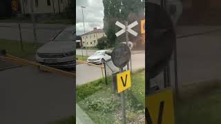 Passerar en järnvägsövergång med gamla ljussignaler i Linköping (7 juli 2024)