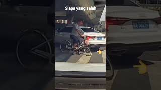 sepeda tabrak mobil