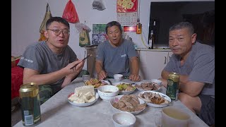 大刘买肴肉回老家，做几道下酒菜，与五叔边喝啤酒边聊天，真高兴