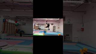 Pierwsze salto w przód 👏 #easytrening #akrobatyka #acrobatics #salto #frontflip #trening #training