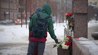 People detained in St. Petersburg as flowers laid for Navalny