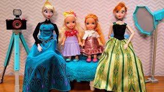 Photo studio ! Elsa & Anna toddlers - Barbie is the photographer - dress up