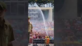 CarnaLula! Bombeiros jogam água na multidão em frente ao Palácio do Planalto #shorts