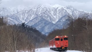 芦別岳を背景にキハ40首都圏色2両編成が行く❗️