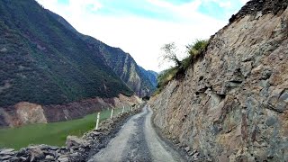 风景与危险并存，四川山区最险盘山公路，甘孜州新龙县，旁边就是悬崖大山沟