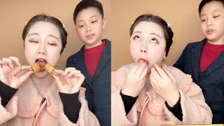 挑战吃带“肠”的食物！必须一口吃完！太大了人家塞不下啦~【甜甜的胖熙】