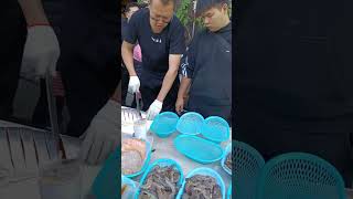 鮭魚切切切 小幫手鮭魚切了10幾隻 切掉手痠死了 #中彰海王子 #烏日火車站 #海鮮叫賣 #海鮮拍賣 #叫賣哥 2