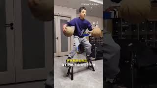 12岁男孩练习篮球，在板凳上边运球边移动，网友：这动作行云流水!