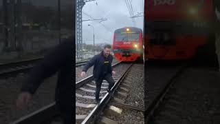 Пьяного мужика сбил поезд