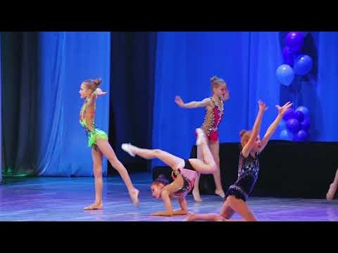 выступление гимнасток на сцене с артистом