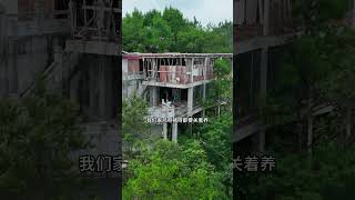 现在农民建房不容易呀，直接把房子建在山顶上去住！