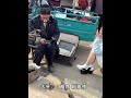 大爷：钱难挣，鞋难闻 猫meme 猫meme小剧场 修鞋 补鞋 cat 萌宠 funny 萌寵 搞笑 meme memes 治癒小貓