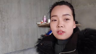 母羊生了，土豆赶紧带面条和菜叶去看望，小羊羔的样子太可爱了吧 #乡村生活记录#甘肃土豆妹 #农家生活  #农村