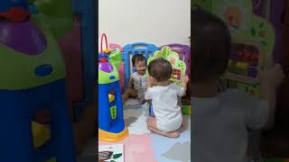 Peekaboo twin boys いないいないばあをお互いにするかわいすぎる双子