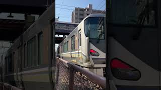 阪急電車特急と通過駅のあるJR普通電車との交差 #shorts #阪急電車 #jr西日本