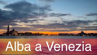 Alba a Venezia , a piedi e in barca.