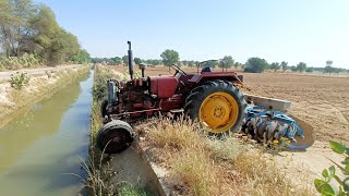 Mahindra tractor narrowly escaped falling into the canal