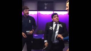 Diego Armando Maradona le dá un consejo a Harry Kane.