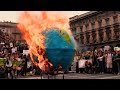 Fridays for Future, la Terra in cartapesta brucia in piazza del Duomo a Milano