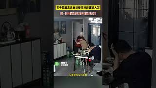 男子醉酒思念去世母亲，抱着姥姥大哭。这一刻姥姥也在想念她的孩子吧