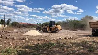 Prefeitura carrega material de construção de terreno particular