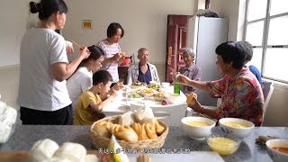 05:40 大姐来看爸妈清香做饭招待，妯娌掂来10斤排骨，大姐拿来一大兜菜