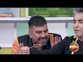 raúl araiza y nicola porcella ayudan al chef mariano sandoval a preparar banderillas de chocolate