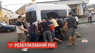 Водіям і пасажирам довелось розгойдувати полишений автобус у Харкові, аби розблокувати дорогу