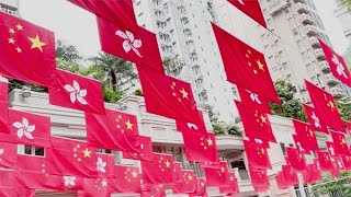 香港大街小巷挂五星红旗满眼中国红织成旗海学生练正步迎七一