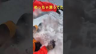 雪崩れさそうと遊んでるのに雪が凍っててビビり散らかした奴