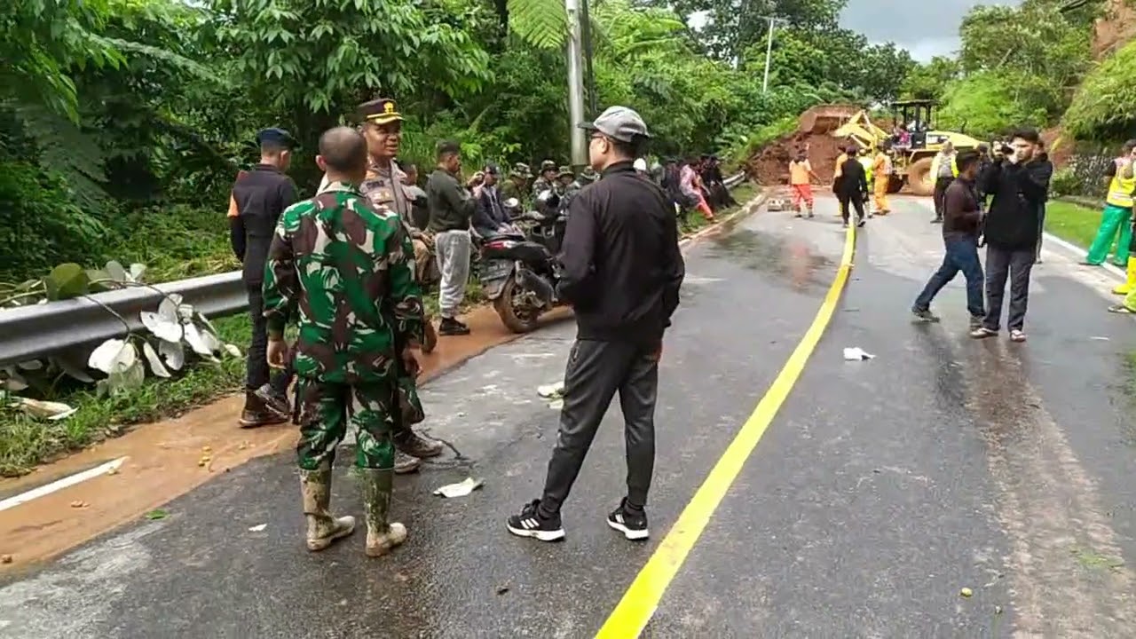 30 TITIK LONGSOR MEMUTUS JALAN LINTAS PENGHUBUNG SUMBAR - RIAU WILAYAH ...