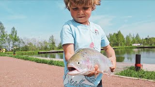 Вывезли сыновей на рыбалку. Хотели карася а получили форель