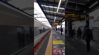 特急くろしお が高速通過。新今宮駅にて😉👍🚄